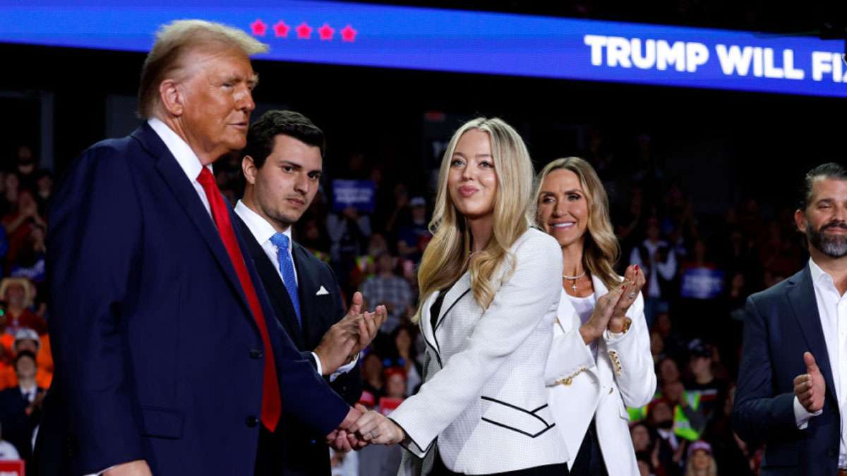 Momen Emosional: Trump Bekerja Sambil Menggendong Cucu