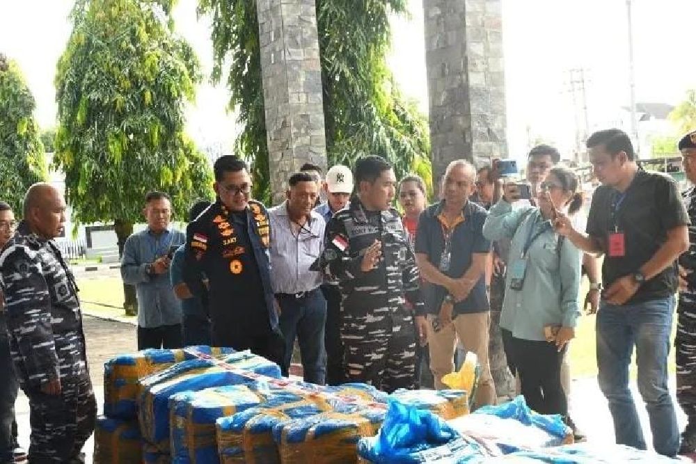 TNI AL Gagalkan 1,4 Ton Sianida Ilegal di Pelabuhan