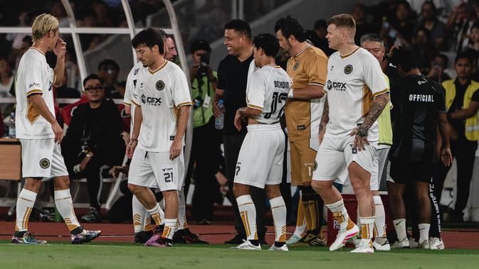 Momen Gemilang Irfan Bachdim Bersama Legenda Sepakbola