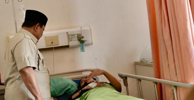 Prabowo Kunjungi Korban Kecelakaan Kereta Bekasi