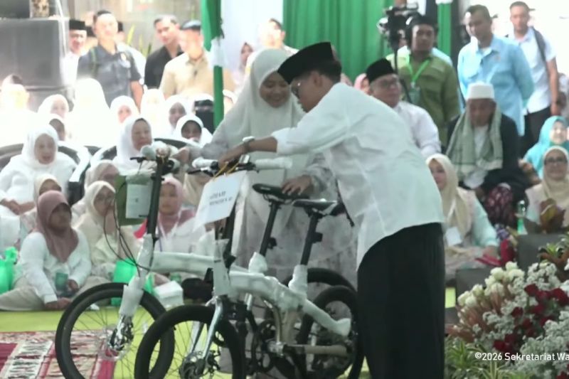 Gibran Bagikan Sepeda, Santri Bersemangat