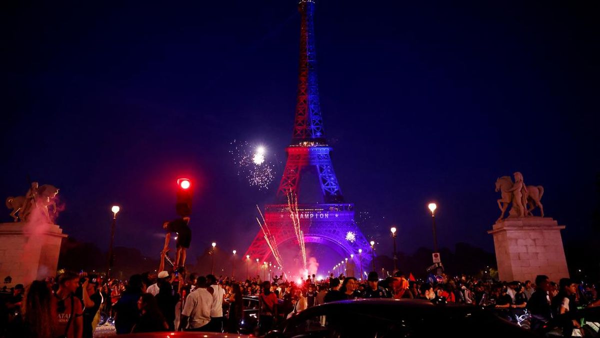 Eiffel Berdandan PSG, Paris Membludak di Malam Juara
